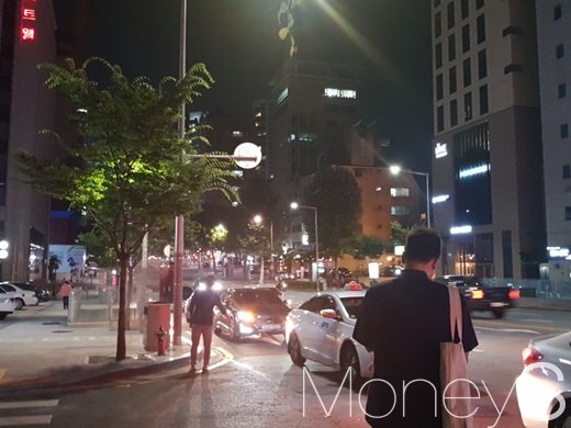 지난 18일 강남 선정릉역 일대에서 시민들이 택시를 잡고 있다. /사진=류은혁 기자