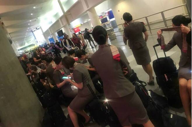 항공기 지연사태가 이어지는 가운데 비행을 마친 승무원들이 뉴욕에서 호텔버스를 기다리고 있다(사진=아시아나항공 제공)