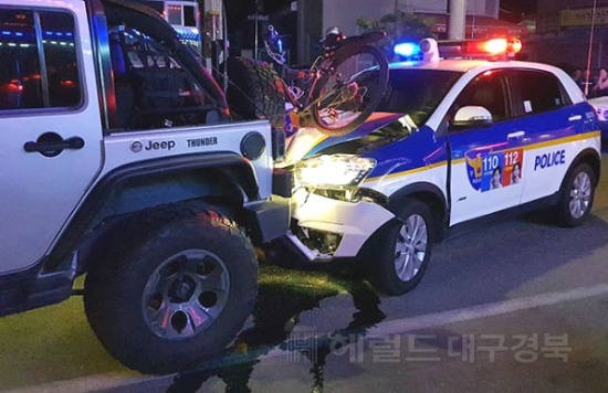 오토캠핑장에서 난동을 부리던 A씨가  출동한 경찰을 피해 도주하다 경찰차를 들이받아 차량이 심하게 파손돼 있다.(독자제공)