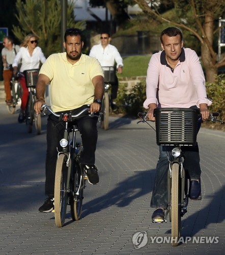 작년 6월 에마뉘엘 마크롱 대통령의 사저에서 함께 자전거를 타며 근접수행하는 알렉상드르 베날라(왼쪽)  [EPA=연합뉴스]