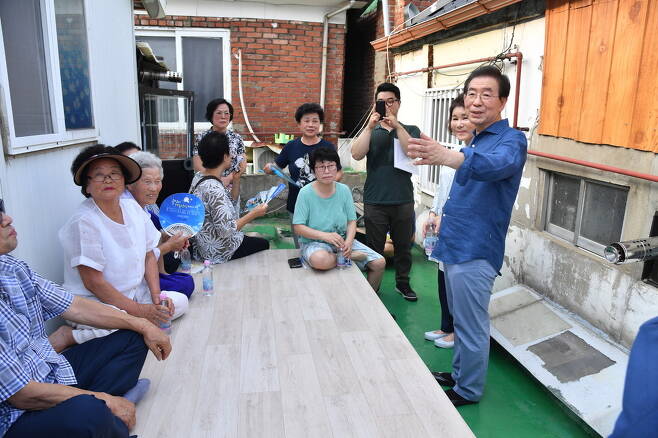박원순 서울시장이 옥탑방 앞 평상에서 이웃 주민들과 이야기를 나누고 있다. 서울시 제공