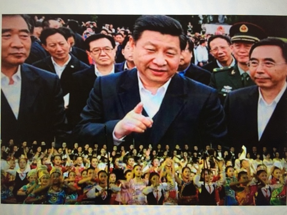 2016년 중국판 걸그룹 '56꽃송이'의 공연에 등장한 시진핑 개인숭배 화면 [중앙포토]