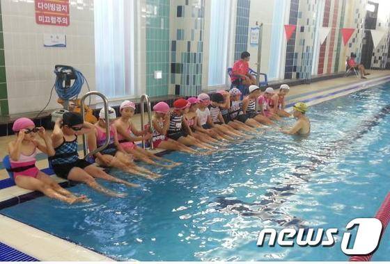 방과 후 활동으로 수영 수업을 받고 있는 학생들. (뉴스1DB) ⓒ News1
