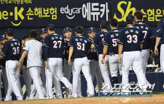 2018 KBO리그 두산베어스와 LG트윈스의 경기가 22일 서울 잠실 야구장에서 열렸다. 두산 김태형 감독이 팀의 6대1 승리를 확정지은 후 선수들과 하이파이브 하고 있다. 잠실=최문영 기자 deer@sportschosun.com /2018.07.22/