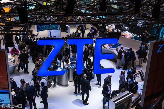지난 2월 스페인 바르셀로나에서 열린 세계 최대 이동통신산업 전시회인 ‘모바일월드콩그레스’에서 ZTE의 로고가 보이고 있다. 출처 차이나데일리