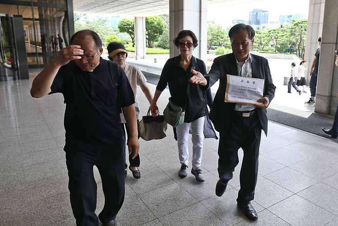 23일 오전 KAL858기 폭파 사건 희생자 유족들이 폭파 주범 김현희씨에 대한 고소장을 들고 서울중앙지방검찰청 으로 들어서고 있다. ⓒ고성준 기자