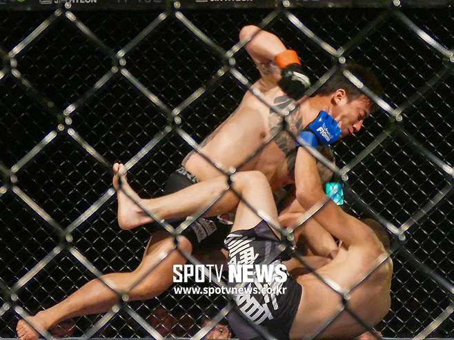 ▲ 박현우가 1라운드 다운을 빼앗고 파운딩 연타를 내리치고 있다. 이 공격이 높은 점수를 받아 2-1 판정승으로 이어졌다.