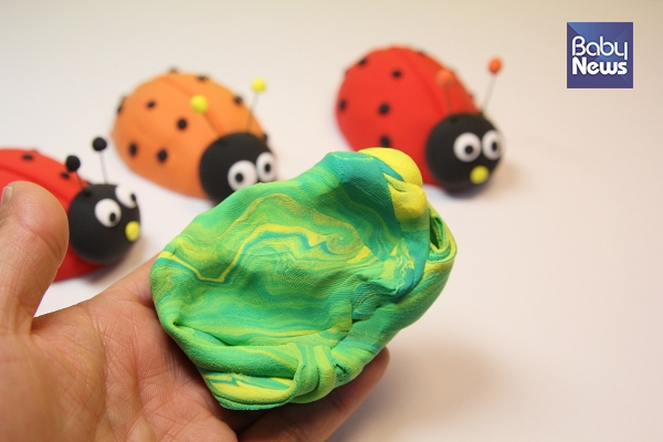 클레이로 잎만들기. ⓒ허진