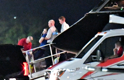 지난해 6월 13일 미국인 대학생 오토 웜비어 씨를 태운 미군 군용기가 오하이오주 신시내티 런컨 공항에 도착해 웜비어 씨로 보이는 남성을 구급차로 옮기고 있다.
