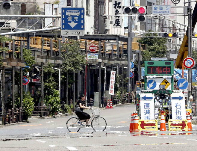 일본에 불볕더위가 이어지는 가운데 18일 오전 37도를 넘은 기후(岐阜)시내에 아지랑이가 피어오르고 있다. 연합뉴스,