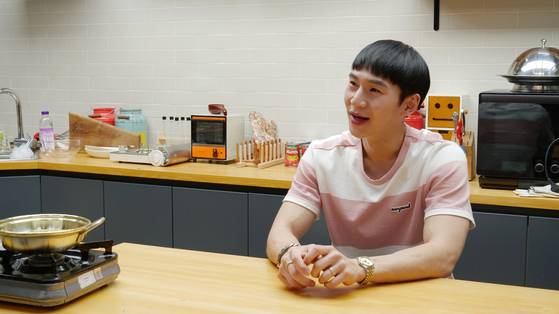 밴쯔가 중앙일보 '라면로드'를 위한 먹방을 준비하고 있다. 정수경 기자