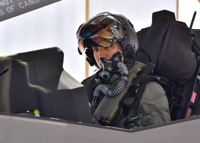 한국 조종사 최초로 F-35A 단독비행한 대한민국 공군 정기윤 소령이 7월 20일(현지시간) 미국 애리조나 주 루크 공군 기지에서 첫 비행을 준비하고 있다. 정 소령은 수 개월간의 집중적인 비행교육과 모의실험 및 훈련을 했다. [사진 미 공군]