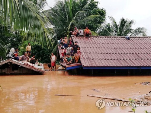 세피안-세남노이 보조댐 사고로 홍수 피해를 본 주민들[로이터=연합뉴스]