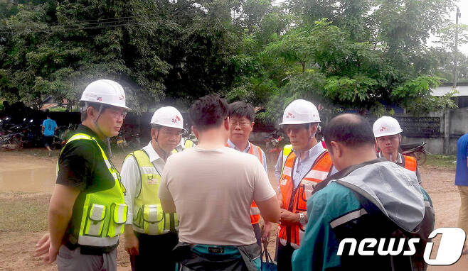안재현 SK건설 사장(왼쪽 첫번째)이 26일 오전 라오스 댐 사고 현장을 방문해 구조∙구호 활동 및 피해 복구 작업에 대한 상황을 점검하고 있다.© News1