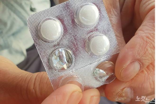 약국에서 파는 소금알약. A씨는 가방에서 온갖 소금알약들을 꺼내 보여줬다. 그는 '평생 목수일을 했기 때문에 이거 하나면 더위도 거뜬하다'고 자부했지만 정작 일거리를 구하지 못해 돌아서야 했다.(사진=김민성 기자)