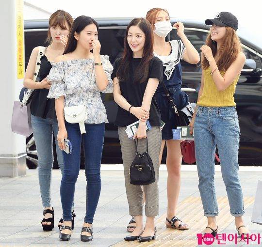 그룹 레드벨벳이 ‘SM타운 라이브 2018 인 오사카’ 콘서트 일정 참석 차 27일 오후 인천국제공항을 통해 일본으로 출국하고 있다.
