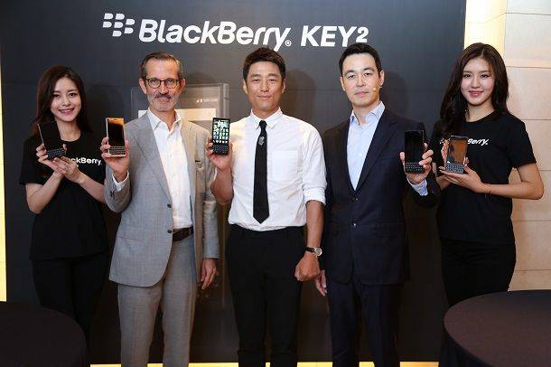 블랙베리 키투 간담회 현장. 왼쪽 두 번째부터 알란르준 대표, 배우 지진희, 신재식 대표.(사진=블랙베리)