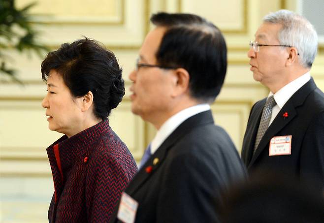 2016년 1월4일 청와대 영빈관에서 열린 신년인사회에서 애국가를 부르는 박근혜 전 대통령과 양승태 전 대법원장(맨 오른쪽). 청와대사진기자단.
