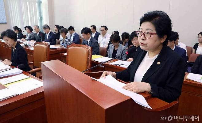 【서울=뉴시스】홍효식 기자 = 정현백 여성가족부 장관이 27일 오전 서울 여의도 국회 여성가족위원회 회의실에서 열린 전체회의에 출석해 업무보고를 하고 있다. 2018.07.27. yesphoto@newsis.com <저작권자ⓒ 공감언론 뉴시스통신사. 무단전재-재배포 금지.>