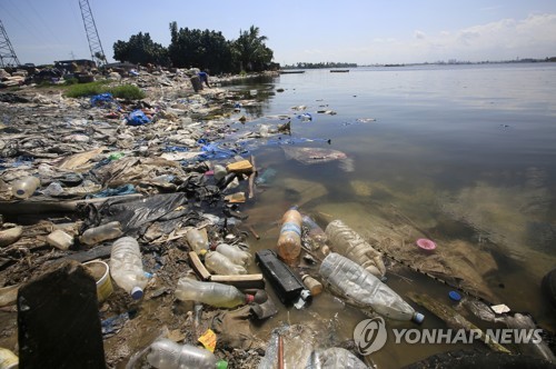 쓰레기로 뒤덮힌 아프리카 한 해안 [EPA=연합뉴스]