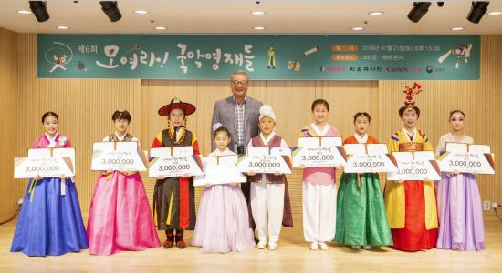 윤영달 크라운해태제과 회장이 어린이 국악경연대회에서 수상자들과 기념촬영을 하고 있다.