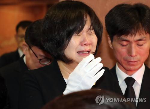 오열하는 이정미 대표 (서울=연합뉴스) 최재구 기자 = 정의당 이정미 대표가 27일 서울 세브란스병원에서 고 노회찬 의원을 떠나보내며 오열하고 있다. 2018.7.27 jjaeck9@yna.co.kr
