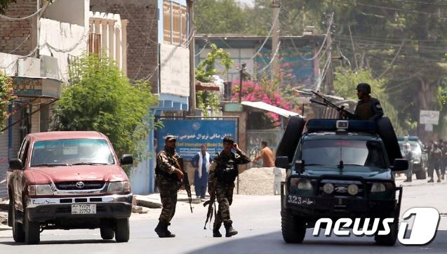아프가니스탄 잘랄라바드 시에서 발생한 폭발과 총격전 현장 <출처=터키 국영방송 TRT월드> © News1