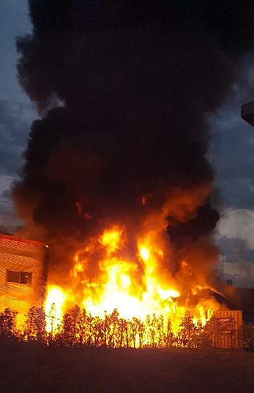 1일 저녁 충북 제천시 왕암동 왕암산업단지 내 한 공장에서 화재가 발생했다. /뉴시스