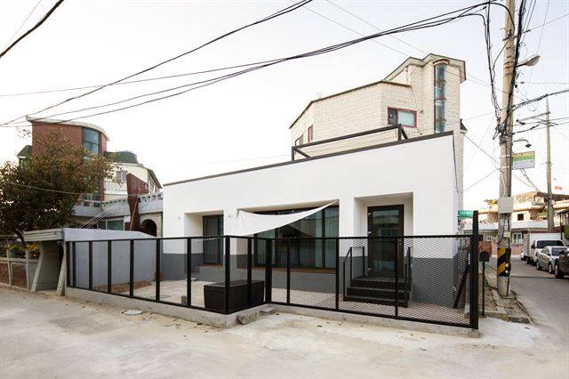 시멘트 담장 대신 모던한 외관에 어울리는 철망으로 담장을 둘렀다. 사진=텍스처 온 텍스처 제공