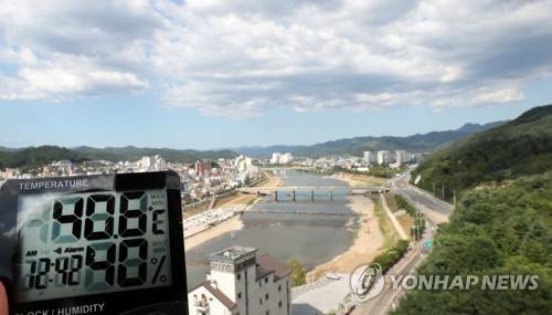 홍천 '40.6도'…관측 이래 전국 최고 더위 (홍천=연합뉴스) 양지웅 기자 = 전국에 최강 폭염이 맹위를 떨치는 1일 오후 강원 홍천군 홍천읍 일대 온도가 40.6도를 가리키고 있다. 이날 홍천 기온은 40.6도까지 올라 관측 이래 전국 최고 기온을 기록했다. 2018.8.1 yangdoo@yna.co.kr
