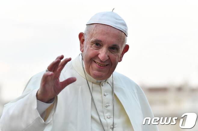 신자들을 향해 손을 흔드는 프란치스코 교황. (자료사진) © AFP=뉴스1