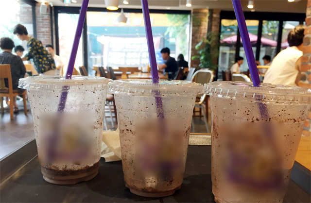 2일 오후, 서울의 한 커피전문점에서 고객들이 사용 후 매장에 놓고 간 일회용 플라스틱 컵들이 눈에 띈다. 뉴시스