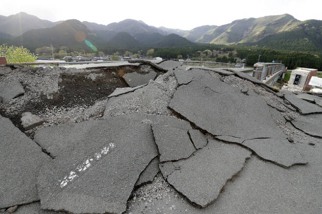 △2017년 일본 쿠마모토 지진이 일어나 도로가 붕괴된 모습. [사진=AFP제공]