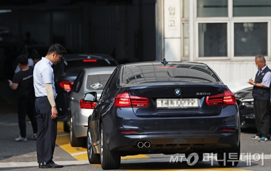 잇따른 화재 사고로 리콜 조치가 내려진 BMW 차량에 대해 국토교통부가 차량 소유자들의 '운행 자제'를 권고한 가운데 3일 오후 서울 시내의 한 BMW 서비스센터가 리콜 점검을 받으려는 차량들로 붐비고 있다./사진=뉴스1