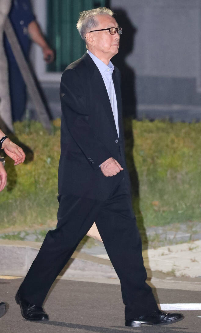 김기춘 전 대통령 비서실장이 구속기간 만료로 석방된 6일 오전 서울 송파구 동부구치소를 나서고 있다.