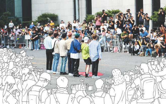 지난달 27일 서울 영등포구 여의도동 KBS홀 앞에서 수백명의 팬과 기자들이 음악 프로그램 <뮤직뱅크>에 출연하기 위해 출근한 아이돌 그룹을 촬영하고 있다. 이석우 기자 foto0307@kyunghyang.com  일러스트 | 김상민 기자