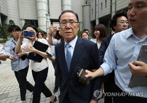 무죄받은 김백준 (서울=연합뉴스) 박동주 기자 = 이명박 전 대통령이 국가정보원에서 특수활동비를 상납받는 데 관여한 혐의로 재판에 넘겨진 'MB 집사' 김백준 전 청와대 총무기획관이 26일 오후 서초구 서울중앙지법에서 열린 1심 선고를 마치고 밖으로 나서고 있다. 김 전 청와대 총무기획관은 1심에서 무죄를 선고받았다. 2018.7.26 pdj6635@yna.co.kr