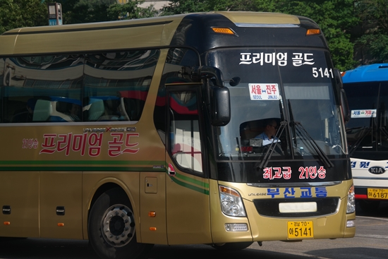 고속버스가 아닌 시외버스에도 프리미엄 버스가 운행되고 있다.