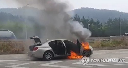 BMW 730Ld 불 (사천=연합뉴스) 9일 오전 7시 50분께 경남 사천시 남해고속도로에서 A(44)씨가 몰던 BMW 730Ld에서 불이 났다. 불은 차체 전부를 태우고 수 분 만에 꺼졌다.  [경남소방본부 제공]    ksk@yna.co.kr