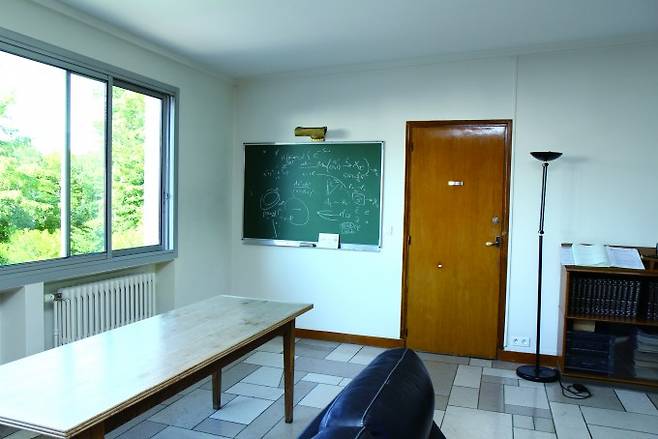 IHÉS 여기저기에는 칠판이 있고, 칠판에는 수학자들이 고뇌한 흔적이 있다. - 조혜인 기자 제공