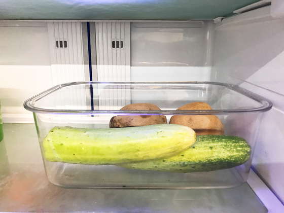 오이와 감자를 사용할 때도 냉장고에 먼저 넣어 차갑게 만들어 쓴다.