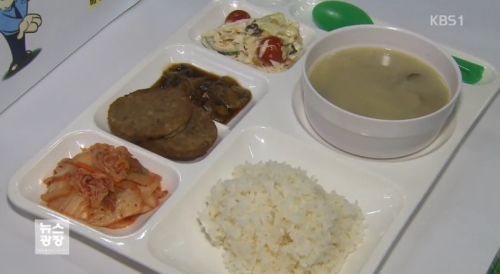 2015년 KBS가 수형자들이 먹는 한 끼 식사라며 공개한 모습.