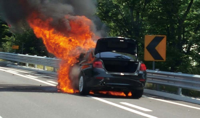 8월2일 강원도 원주시 영동고속도로에서 리콜(시정명령) 조치에 들어간 차종과 같은 모델인 BMW 520d 승용차에서 또 불이 났다. © 강원경찰청 고속도로순찰대 제공