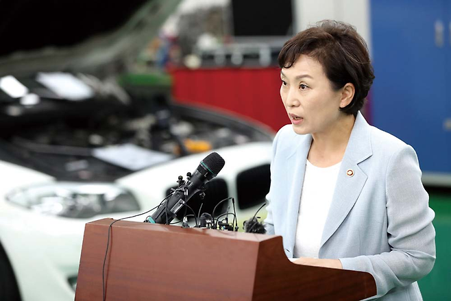 8월8일 김현미 국토교통부 장관이 자동차안전연구원을 방문, 잇따른 BMW 화재사고와 관련해 리콜 제도 개선방안에 대해 설명하고 있다. ⓒ연합뉴스