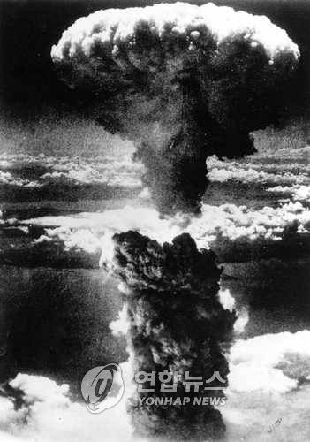 원자폭탄 히로시마 투하 원자폭탄의 히로시마 투하로 천 개의 태양빛보다도 더 밝은 폭발의 빛과 20,000fit상공까지의 버섯구름이 생겼다. / 1995.1.1 <저작권자 ⓒ 2001 연합뉴스. 무단전재-재배포 금지>