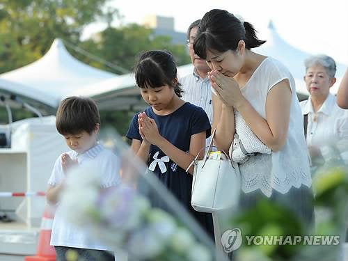 일본 히로시마 원폭투하 73주년 맞아 희생자 추모 (히로시마 EPA/지지통신=연합뉴스) 일본 히로시마 원폭투하 73주년을 맞은 6일(현지시간) 히로시마 평화기념공원에서 어린이와 시민 등이 원폭 희생자들을 추모하고 있다. 미군은 1945년 8월6일 세계 최초로 원자폭탄을 일본 히로시마에 투하했고 주민 14만 명이 숨졌다. 또 사흘 뒤에는 나가사키에 추가로 원자폭탄을 투하했다. lkm@yna.co.kr