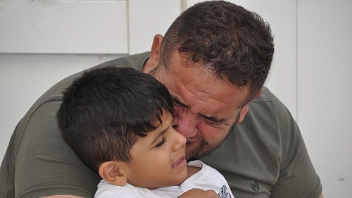 9일 보트 사고로 아내와 자녀 셋을 잃고 오열하는 이라크인 라하드와 어린 아들 [AA=연합뉴스]