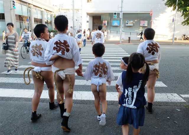 엉덩이가 뜨거워! 전통적으로 가마를 메는 권리는 오직 남자들에게만. 후쿠오카의 ‘하카타 기온 야마카사’ 축제 중.