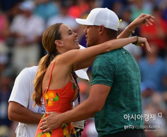 브룩스 켑카(오른쪽)가 100번째 PGA챔피언십 우승 직후 여자친구 제나 심스와 포옹하며 기쁨을 나누고 있다. 세인트루이스(美 미주리주)=Getty images/멀티비츠