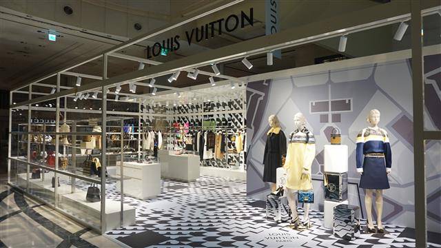 신세계백화점 강남점에서 열린 루이비통 가을·겨울 여성 컬렉션 팝업 매장. 신세계백화점 강남점에서 열린 루이비통 가을·겨울 여성 컬렉션 팝업 매장.